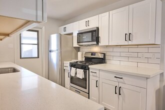 3011 Pine Tree Dr in Bonita Springs, FL - Foto de edificio - Building Photo