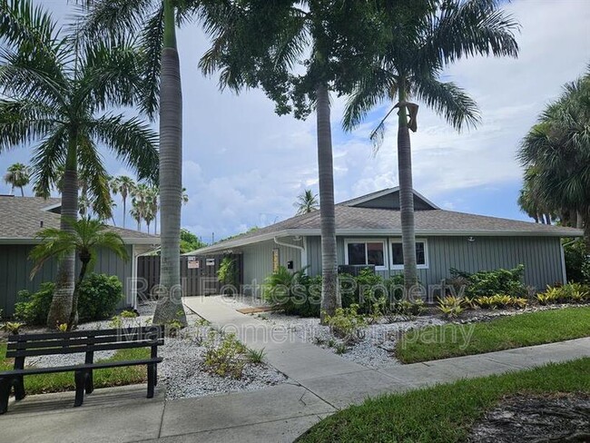 4301 Island Cir in Ft. Myers, FL - Building Photo - Building Photo