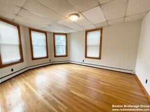 5 Oswald St, Unit 2 in Boston, MA - Foto de edificio - Building Photo