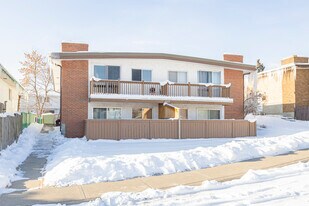 203 Huntington Park Bay NW in Calgary, AB - Building Photo