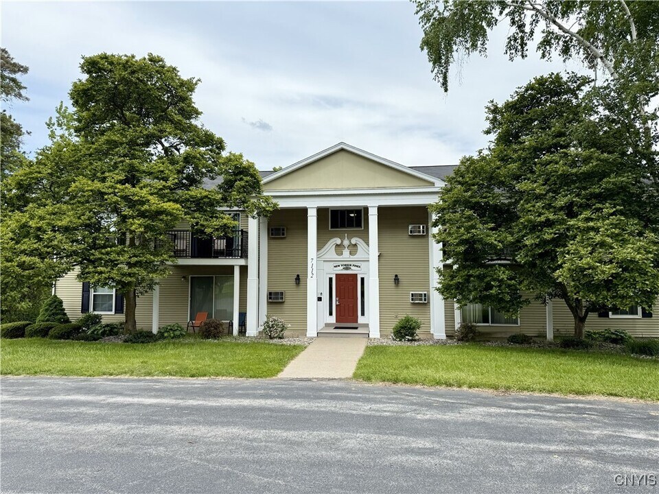 7112 New Yorker Ave in Canastota, NY - Building Photo