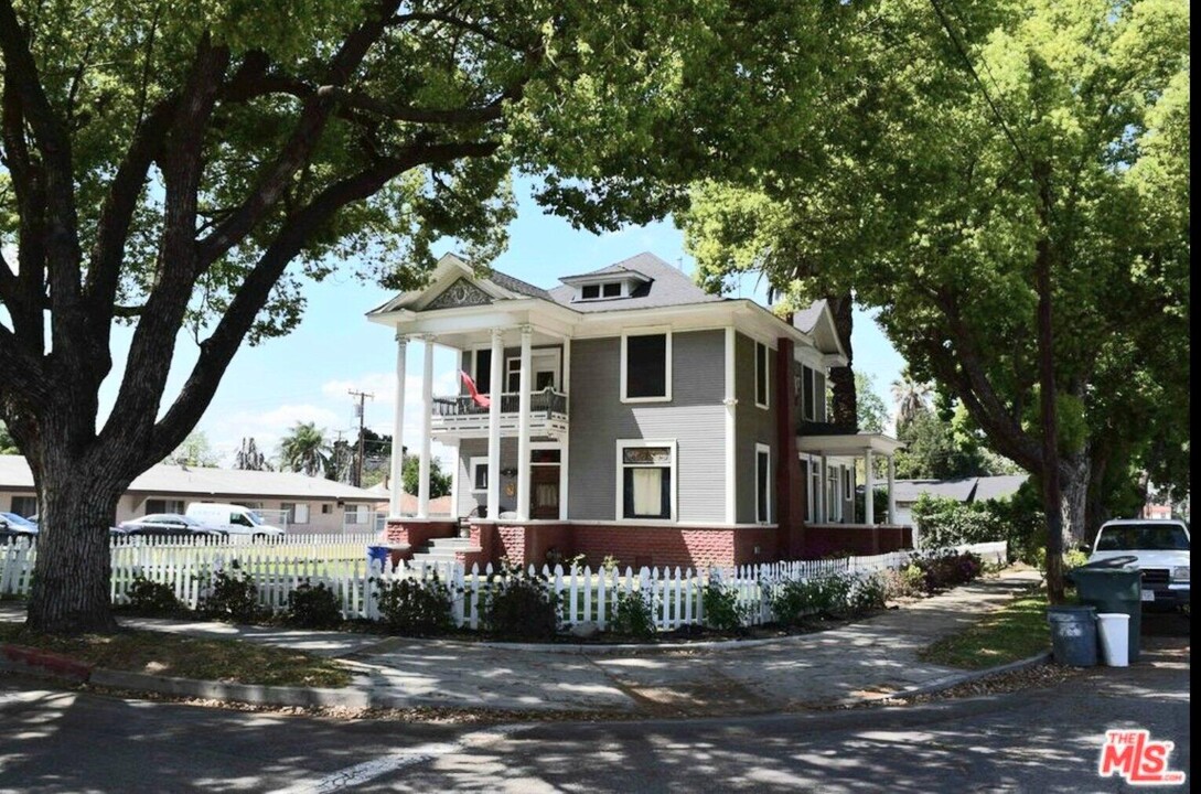 695 N Main St in Pomona, CA - Building Photo
