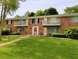 125 Linden Ln, Unit 2 in Thiensville, WI - Building Photo