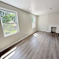 2021 Hampton Ave in Pittsburgh, PA - Building Photo