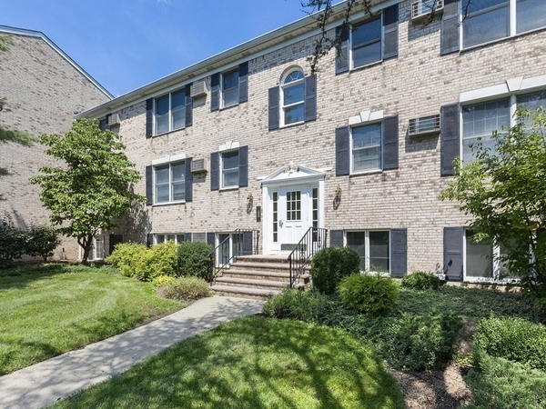 Coventry Square Apartments in Westwood, NJ - Foto de edificio