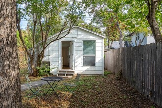 1028 E 43rd St in Austin, TX - Building Photo - Building Photo