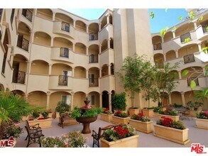 11911 Mayfield Ave, Unit 102 in Los Angeles, CA - Building Photo - Building Photo