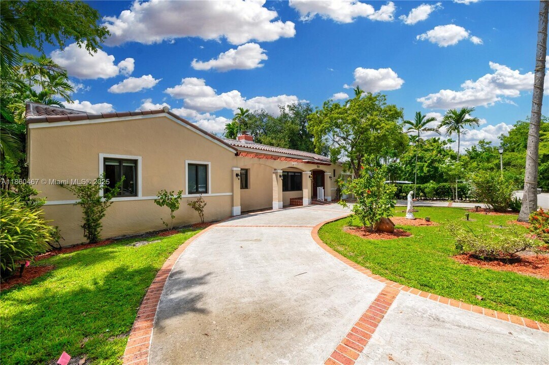 50 De Leon Dr in Miami Springs, FL - Building Photo