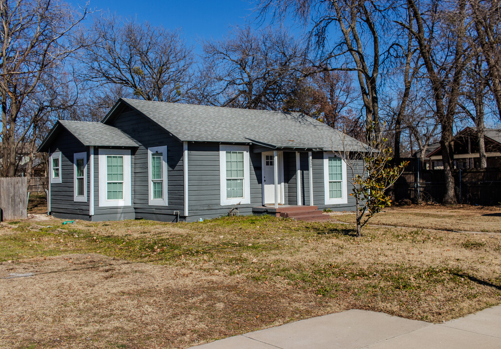 320 W Hudgins St in Grapevine, TX - Building Photo