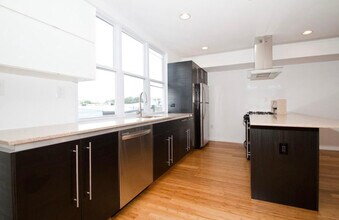 534 E Girard Ave, Unit 5 in Philadelphia, PA - Foto de edificio - Building Photo