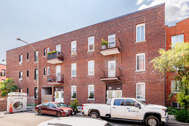 906 Sainte-Marguerite Rue in Montréal, QC - Building Photo - Building Photo