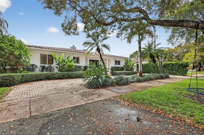 3258 Riviera Dr in Coral Gables, FL - Foto de edificio - Building Photo