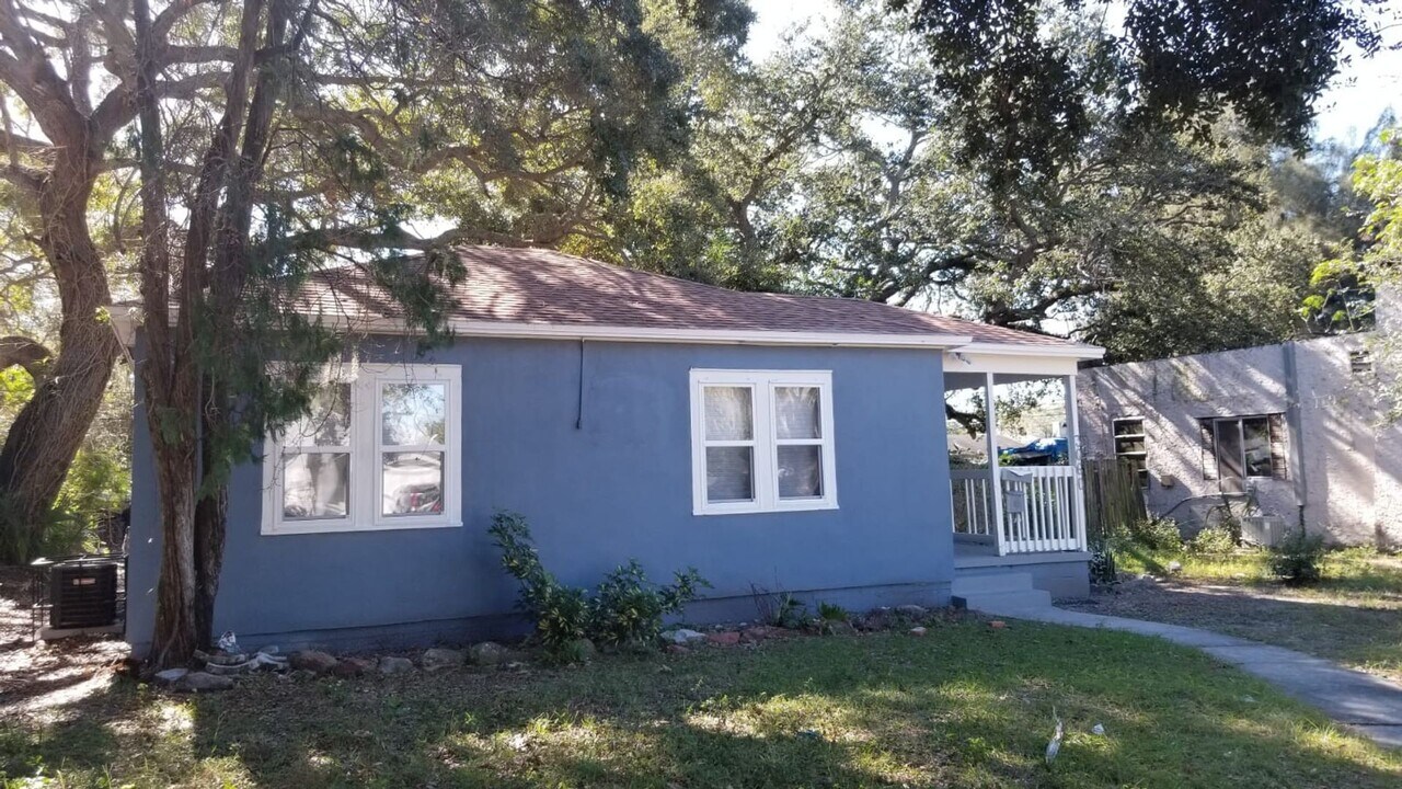 3060 21st Ave S in St. Petersburg, FL - Building Photo