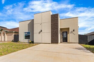 905 Rotonda Ln in Laredo, TX - Building Photo