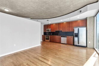 400 W Peachtree St NW, Unit 1010 in Atlanta, GA - Building Photo - Building Photo