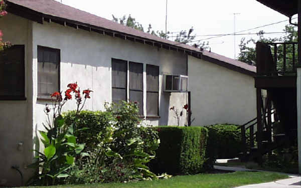 233 Magnolia Ave in San Bernardino, CA - Foto de edificio - Building Photo