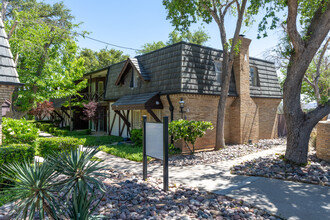 Sutton Place in El Paso, TX - Foto de edificio - Building Photo