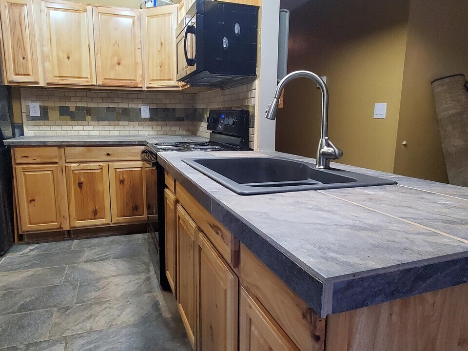 817 Rockbridge St in Bluefield, WV - Building Photo