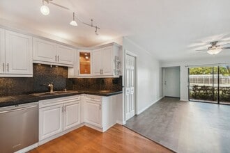 5558 Baywater Dr in Tampa, FL - Foto de edificio - Building Photo