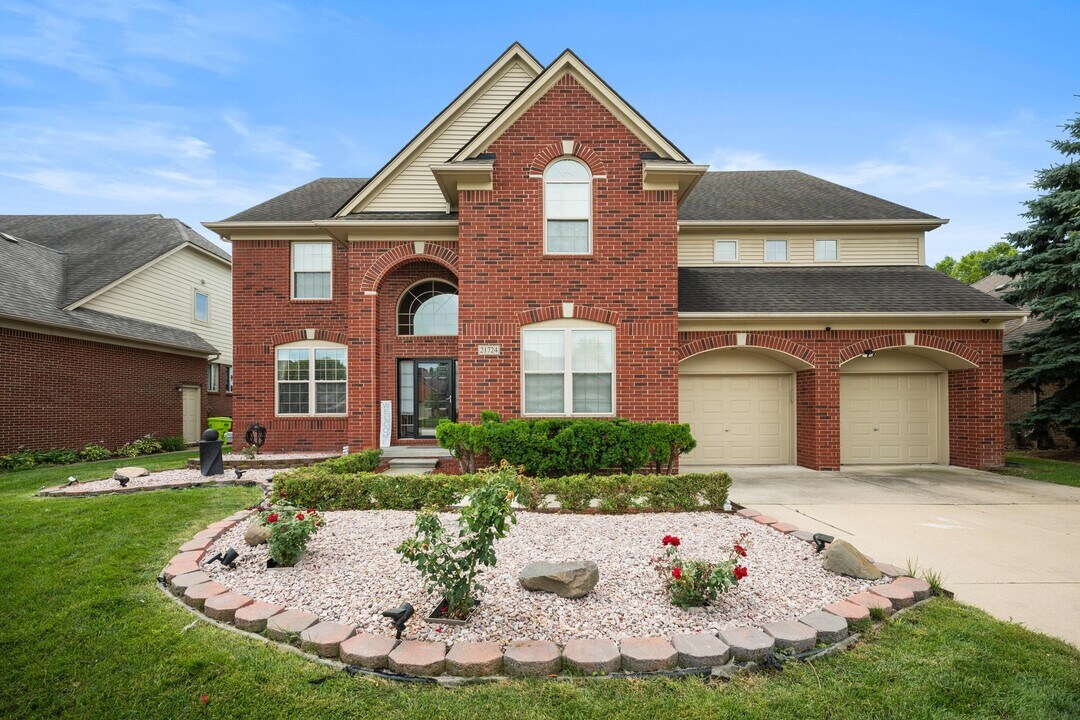 21724 Summerfield Dr in Macomb, MI - Building Photo
