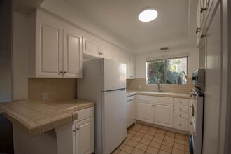 14706 Dickens St, Unit 05 in Los Angeles, CA - Foto de edificio - Building Photo