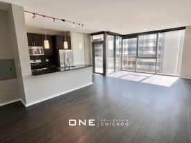 123 N Desplaines St in Chicago, IL - Building Photo