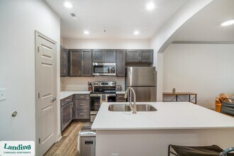 3031 Eden Ave, Unit A207 in Cincinnati, OH - Foto de edificio - Building Photo