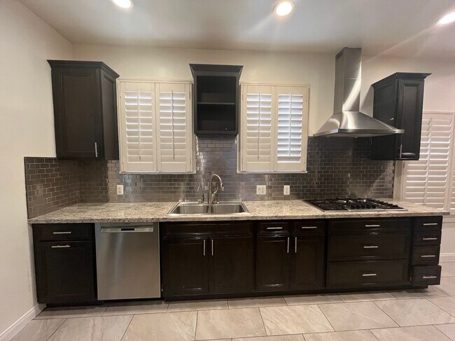 5761 W Olympic Blvd in Los Angeles, CA - Building Photo - Building Photo