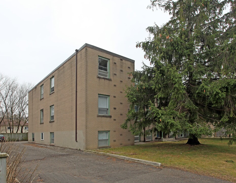 41 Russett Ave in Oshawa, ON - Building Photo