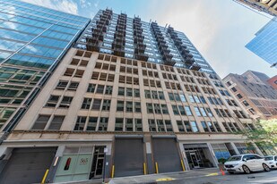 565 W Quincy St in Chicago, IL - Building Photo