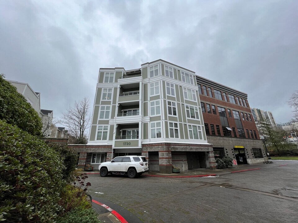1730 S Harbor Way in Portland, OR - Building Photo