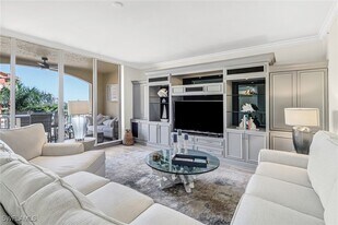 450 Bayfront Pl in Naples, FL - Building Photo