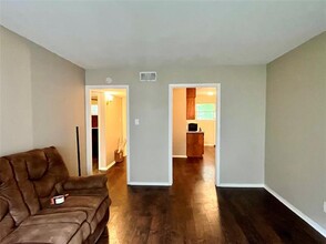 1107 N Locust St in Denton, TX - Foto de edificio - Building Photo
