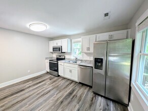 110 Goldston Ave in Carrboro, NC - Foto de edificio - Building Photo