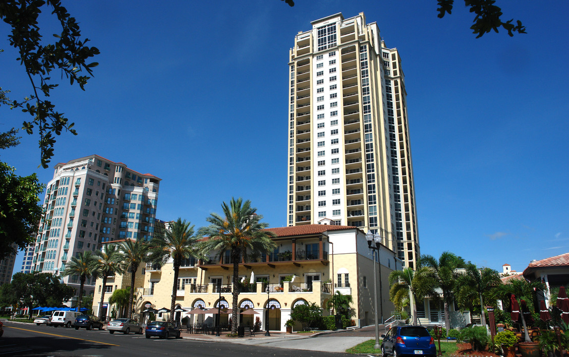 Parkshore Plaza Condos in St. Petersburg, FL - Building Photo