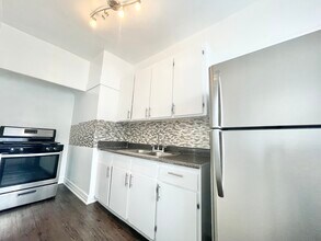 913 Grattan St in Los Angeles, CA - Building Photo - Building Photo