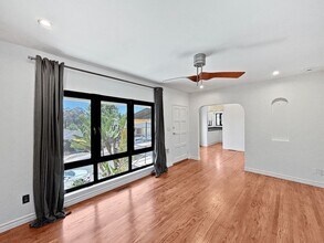 5852 Adelaide Ave in San Diego, CA - Foto de edificio - Building Photo