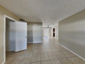 619 Barkfield St in Brandon, FL - Building Photo - Building Photo