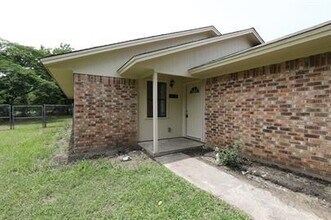 811 Clyde St in White Settlement, TX - Foto de edificio - Building Photo