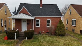 2102 McLean St in Aliquippa, PA - Building Photo