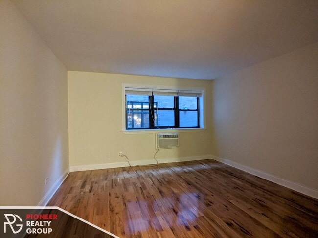 535 W Arlington Pl, Unit 555-206 in Chicago, IL - Building Photo - Building Photo