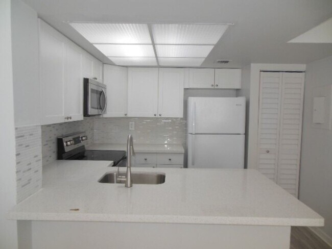 718 Executive Center Dr in West Palm Beach, FL - Building Photo - Building Photo