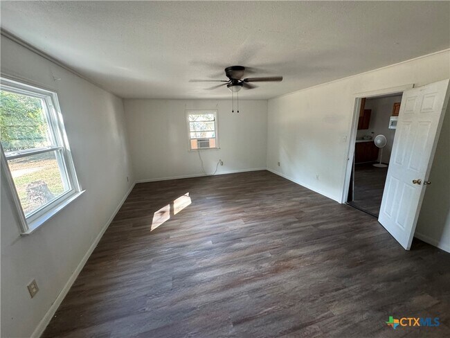 414 S Esplanade St in Cuero, TX - Building Photo - Building Photo