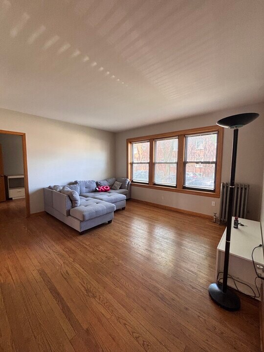 2421 W Hollywood Ave in Chicago, IL - Building Photo