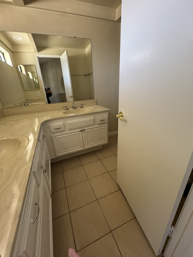 7422 Hazeltine Ave in Van Nuys, CA - Foto de edificio - Building Photo
