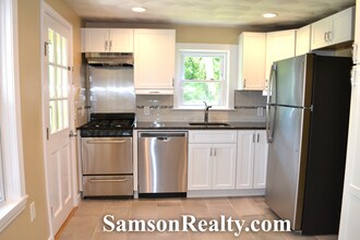 84 Ryan Ave in Warwick, RI - Foto de edificio - Building Photo