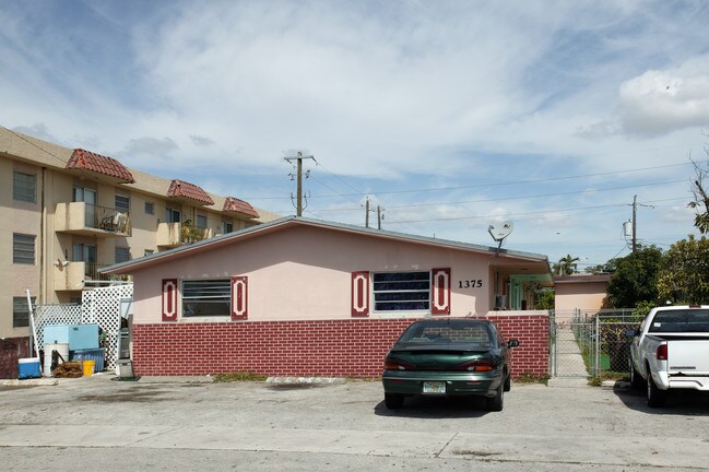 1375 W 28th St in Hialeah, FL - Foto de edificio - Building Photo