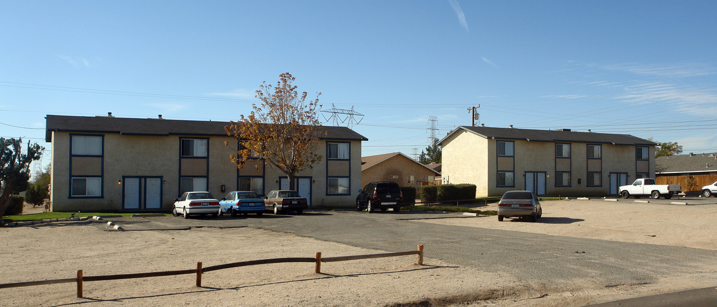 13945 Smoke Tree St in Hesperia, CA - Foto de edificio