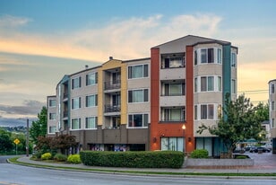 Wharfside Pointe in Seattle, WA - Building Photo