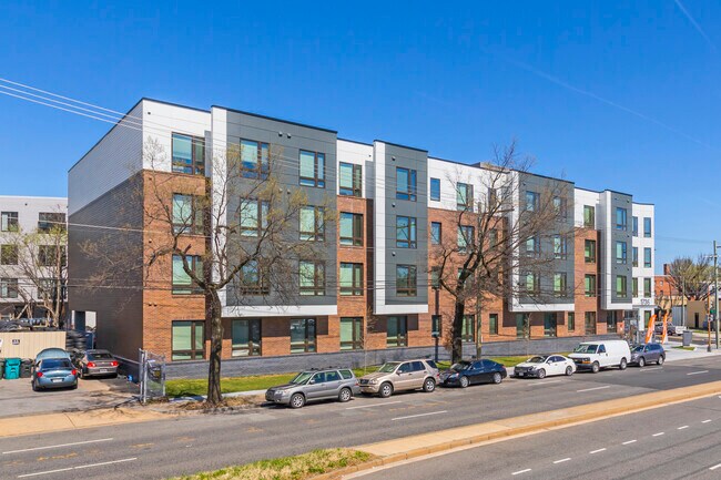 Mills Place in Washington, DC - Foto de edificio - Building Photo